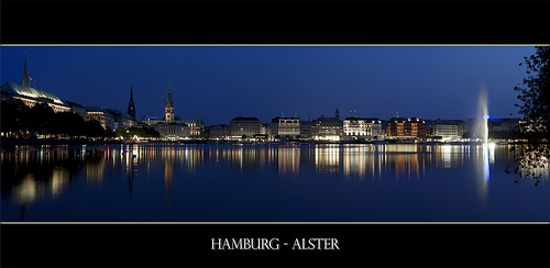 Hamburg Alster beleuchtet bei Nacht
